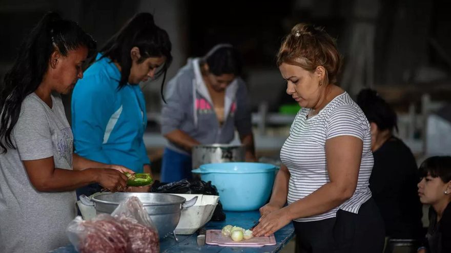Perseguidas y precarizadas: más de 1.100 mujeres fueron denunciadas por trabajar en barrios populares
