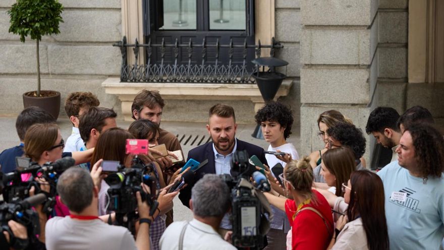 El diputado de Compromis Alberto Ibáñez ofrece declaraciones a los medios en el Congreso de los Diputados, a 24 de junio de 2025