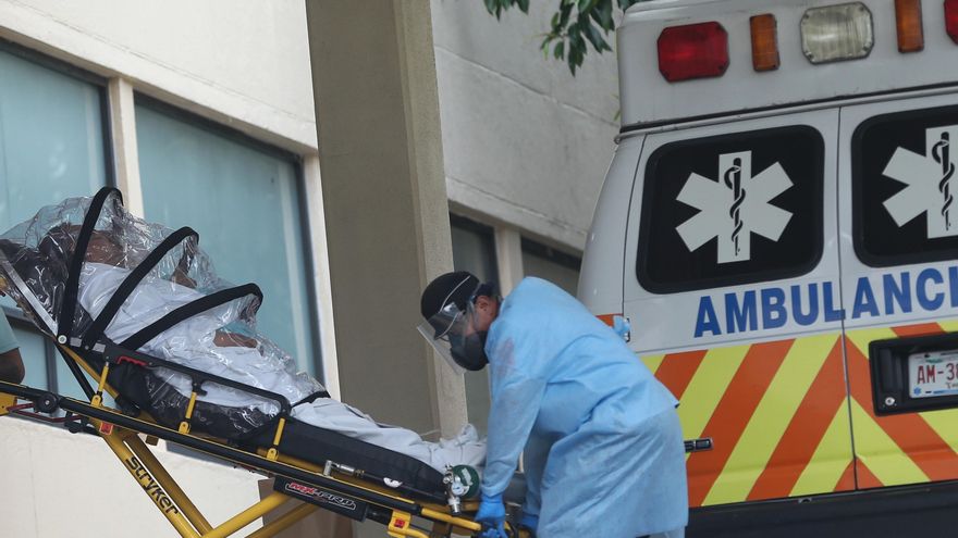 Personal de salud traslada a una persona contagiada con la COVID-19 en la zona de emergencias del Hospital General hoy, en la Ciudad de México (México). EFE/Sáshenka Gutiérrez