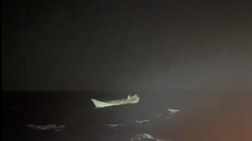 Un cayuco con 79 personas consigue llegar de madrugada a El Hierro en plena alerta máxima por viento