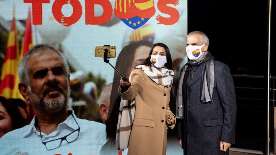 Ciudadanos retira su cartelería electoral del "abrazo" porque las imágenes forman parte de un banco de fotos vetadas para fines políticos