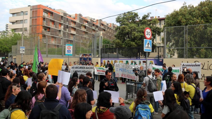 Sindicatos de profesores denuncian la "infiltración" de mossos en una asamblea de preparación de huelgas