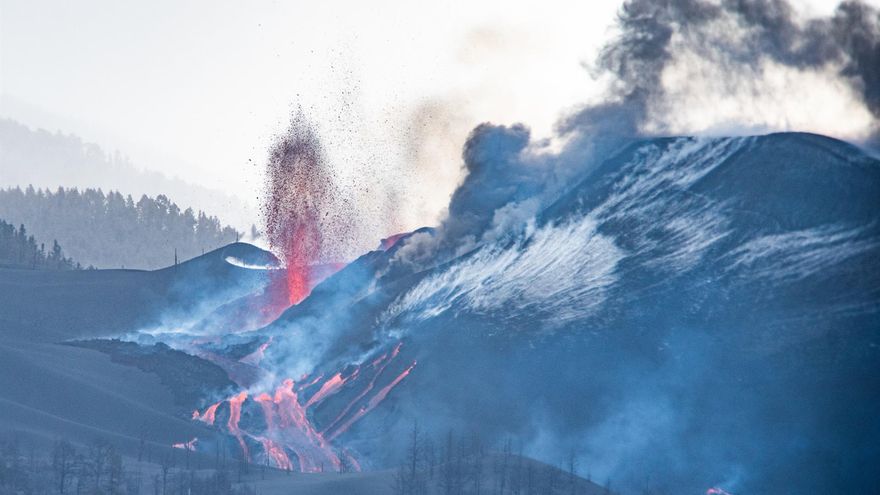 Las nuevas bocas amenazan con destruir más terreno y el fin de la erupción no se prevé a corto plazo