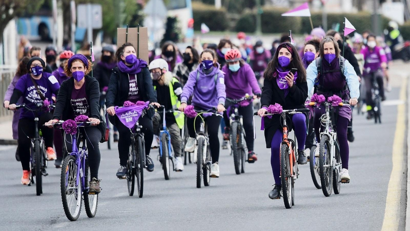 Bicicletada ecofeminista en Santander con motivo del 8M.
