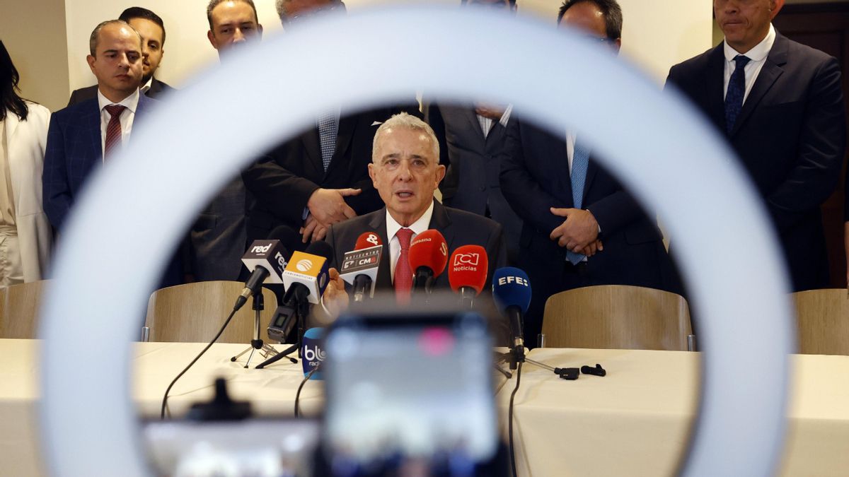 El expresidente colombiano Álvaro Uribe habla durante una rueda de prensa en Bogotá el pasado abril de 2024.