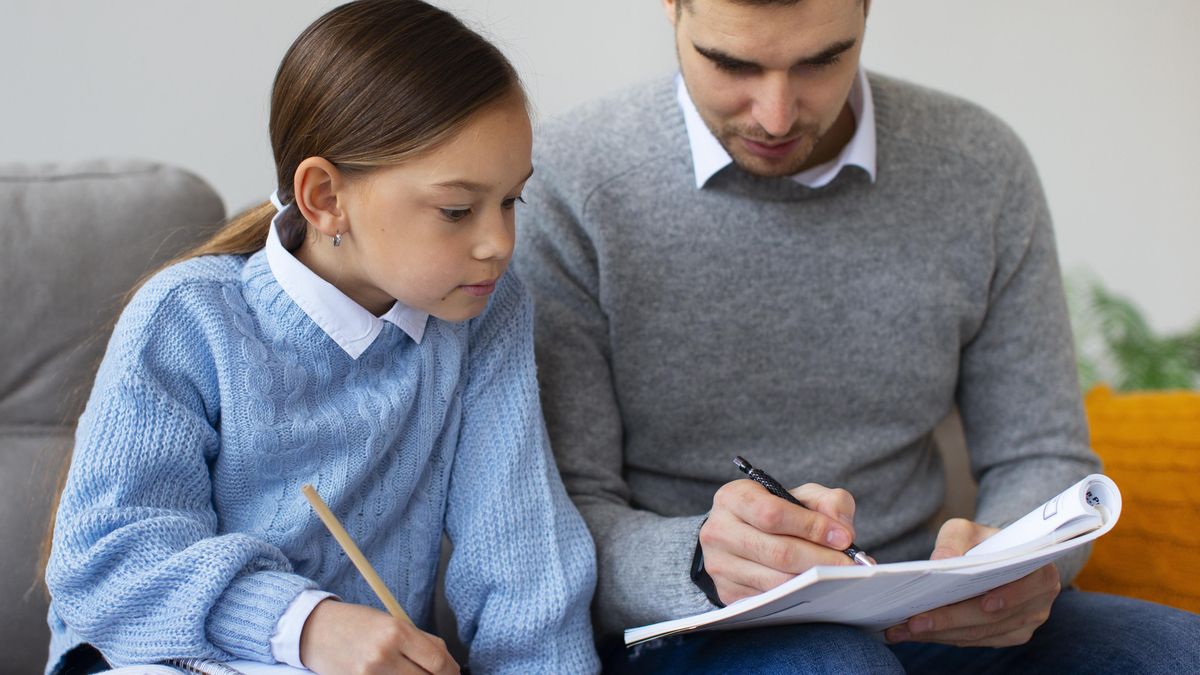 ¿Ayudarles o mejor no? Cómo evitar que los deberes en casa se conviertan en una guerra