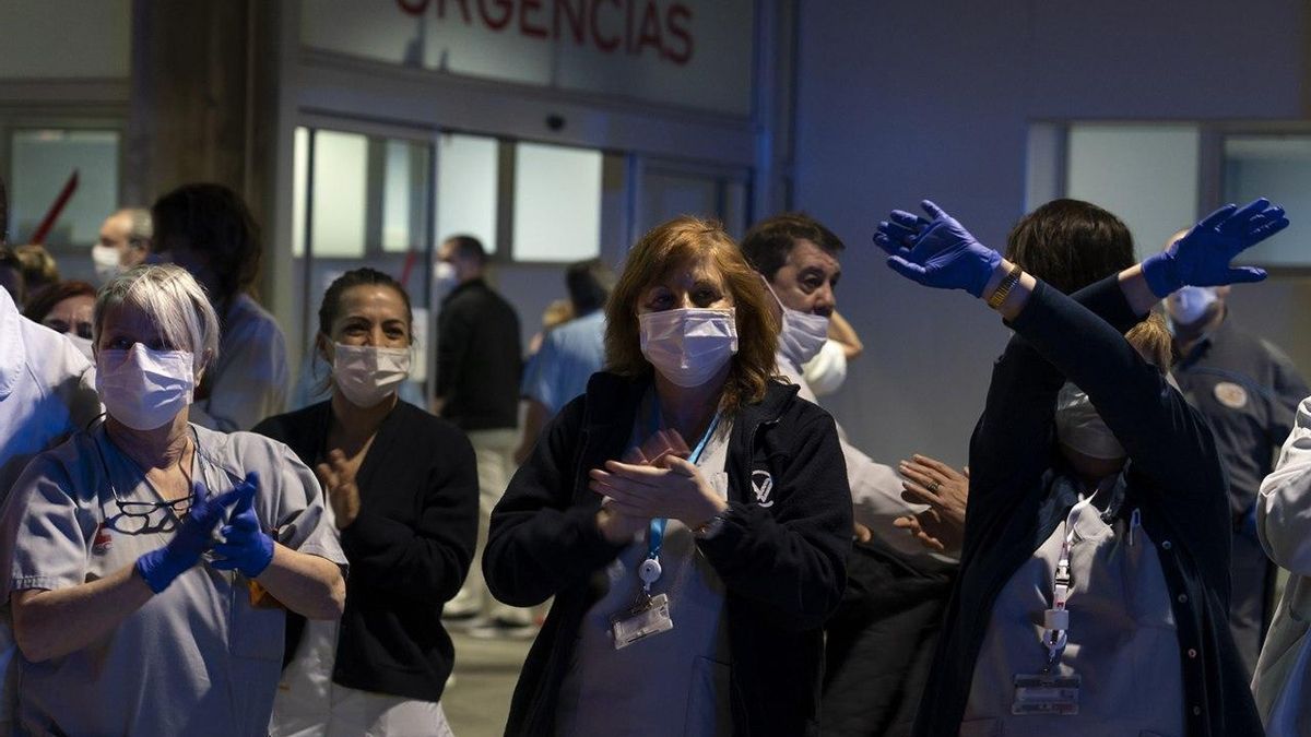 Personal sanitario de Valdecilla aplaude en la entrada de Urgencias | JOAQUÍN GÓMEZ SASTRE