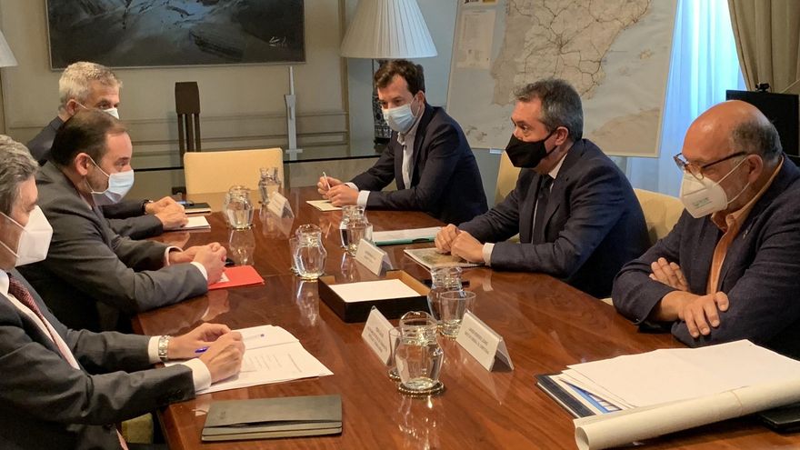 Reunión entre el ministro de Fomento, José Luis Ábalos, y el alcalde de Sevilla, Juan Espadas