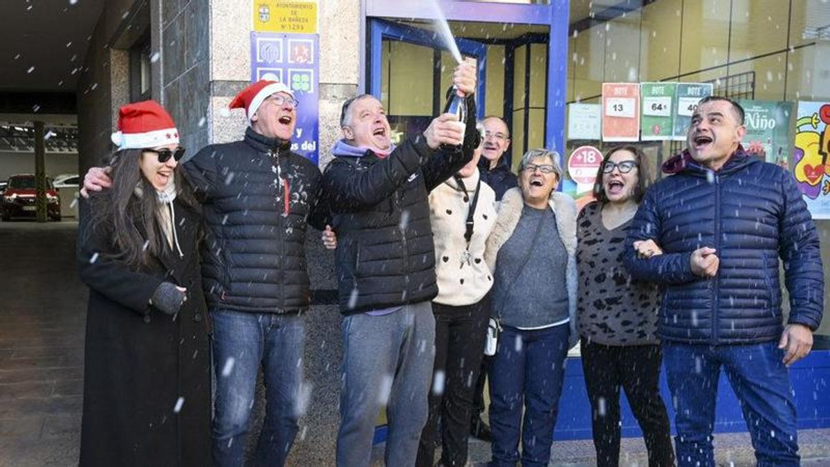 Agraciados con el Gordo del Sorteo Extraordinario de la Lotería de Navidad, el 79.432, lo celebran en La Bañeza