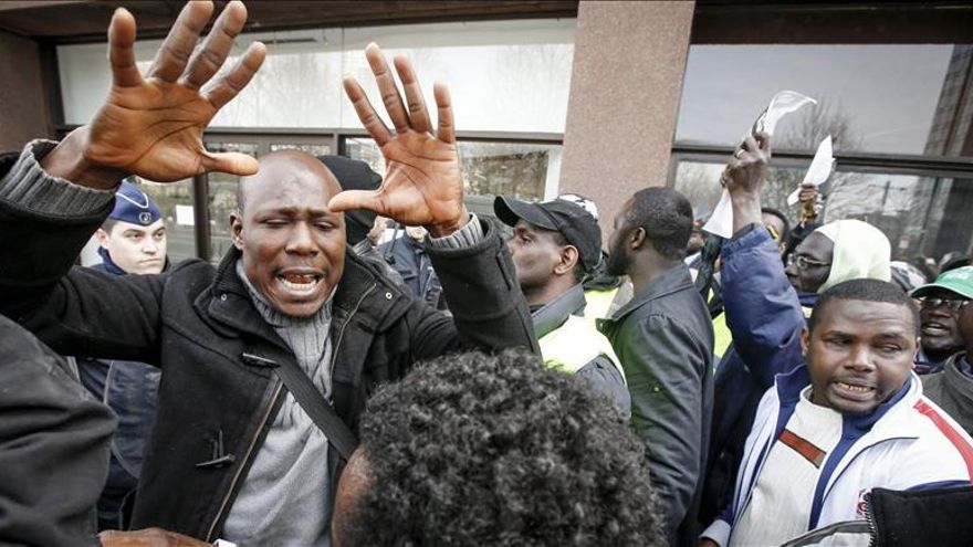 Casi 250 personas se manifiestan en Bruselas por el suicidio de 2 inmigrantes