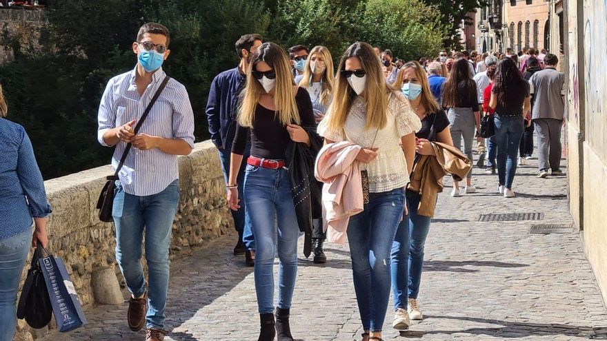 Las aglomeraciones obligan a cortar el tráfico en el centro de Granada por precaución ante la Covid-19