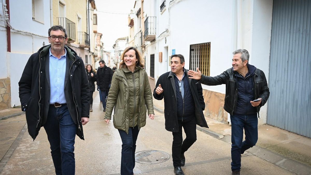 Pilar Alegría, este viernes en Samper de Calanda, con el alcalde, Alfonso Pérez, a su izquierda y el secretario provincial de Teruel, Rafael Guía, a su derecha.
