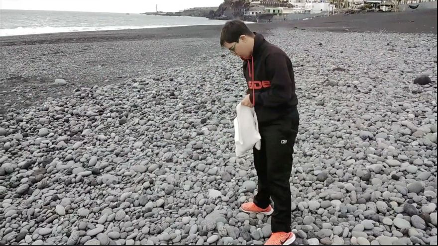 Una piedra de playa frente a la discriminación