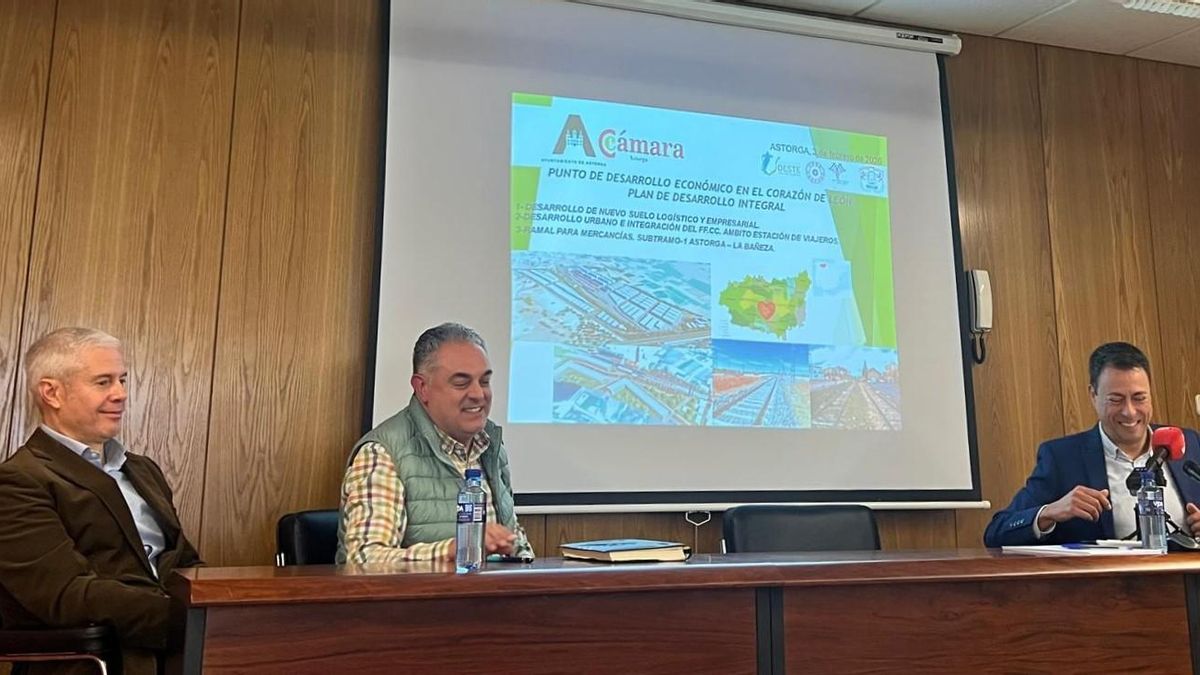 Juan José Alonso, Jose Luis Nieto y Eduardo Tocino en la presentación del plan integral de industrialización y ferroviario de Astorga.