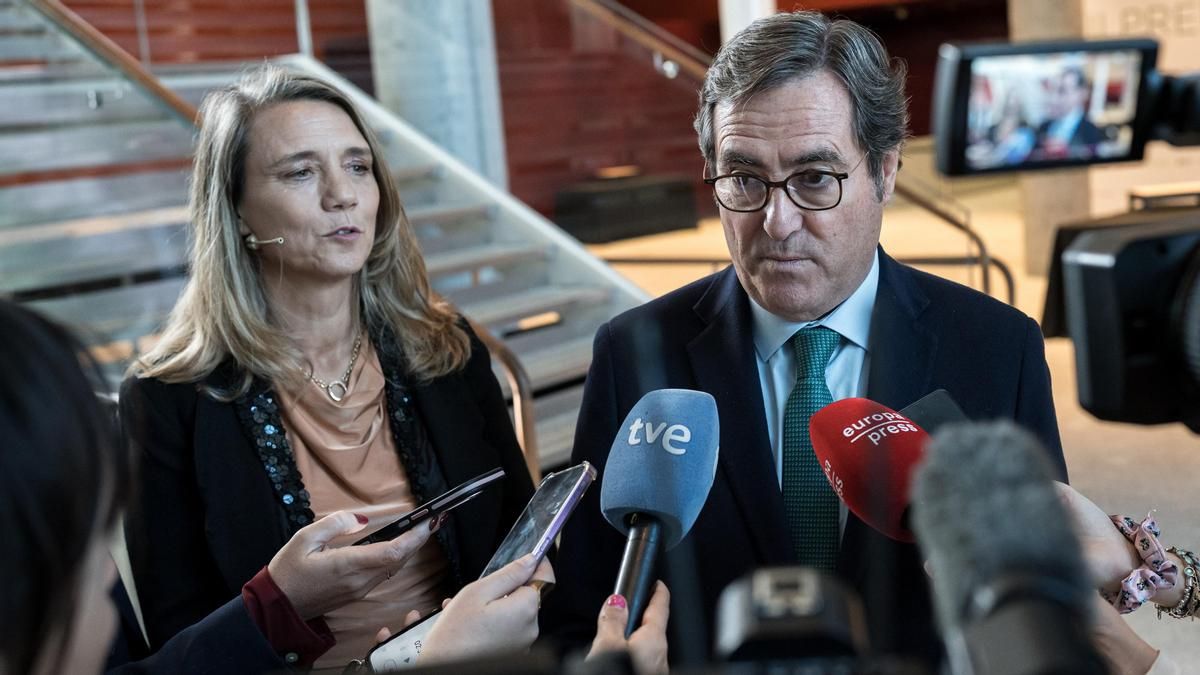 La CEOE propone una subida del SMI del 1,5% para 2026, 18 euros más al mes, con tributación en el IRPF