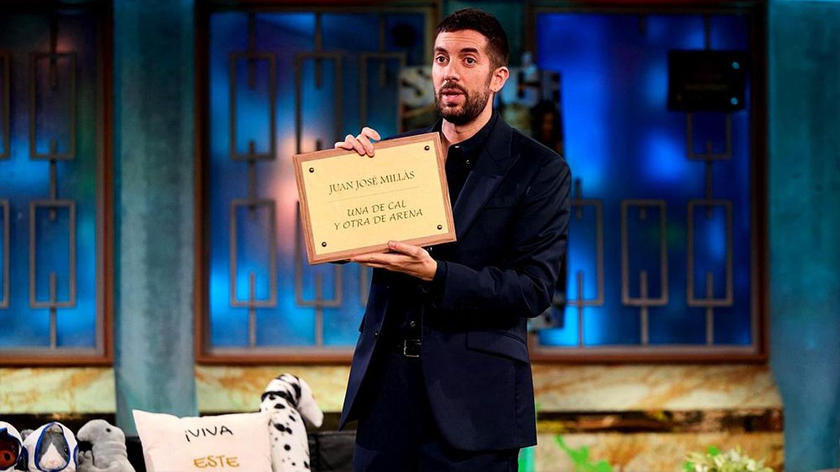 David Broncano en 'La Revuelta' con la placa dedicada a Millás