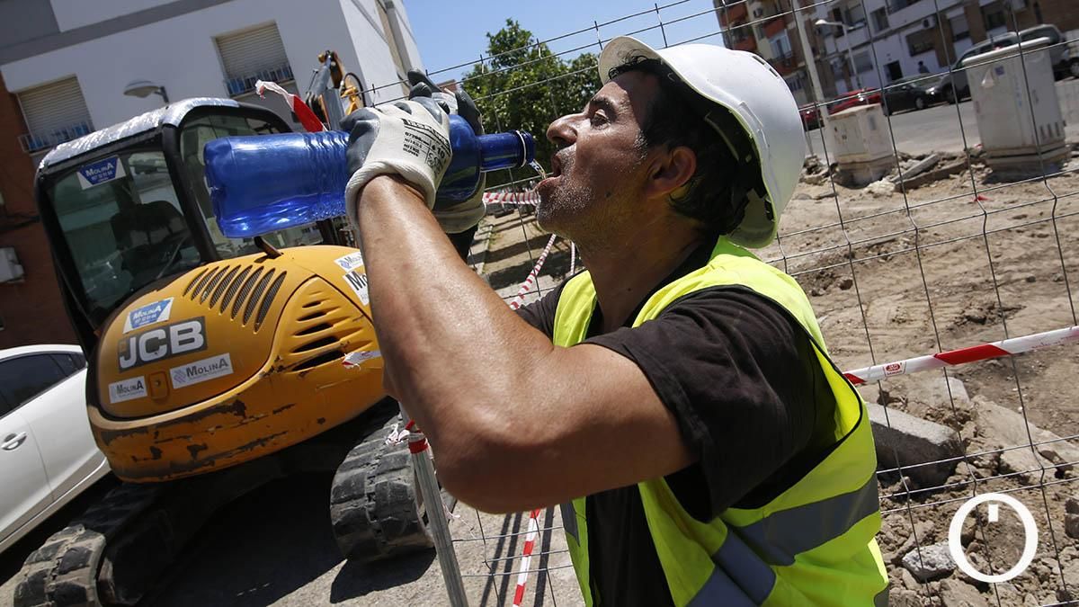 Trabajadores trabajando al sol con altas temperaturas