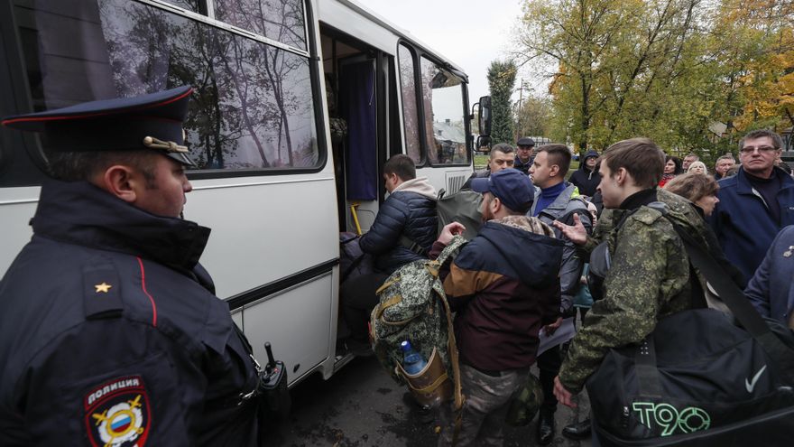 Hombres rusos reclutados abordan un autobús en una oficina de reclutamiento durante la movilización militar parcial de Rusia en Moscú el 29 de septiembre. EFE/EPA/YURI KOCHETKOV