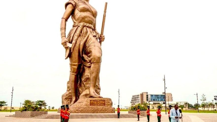 La escultura de la amazona africana que rivaliza en altura con la Estatua de la Libertad