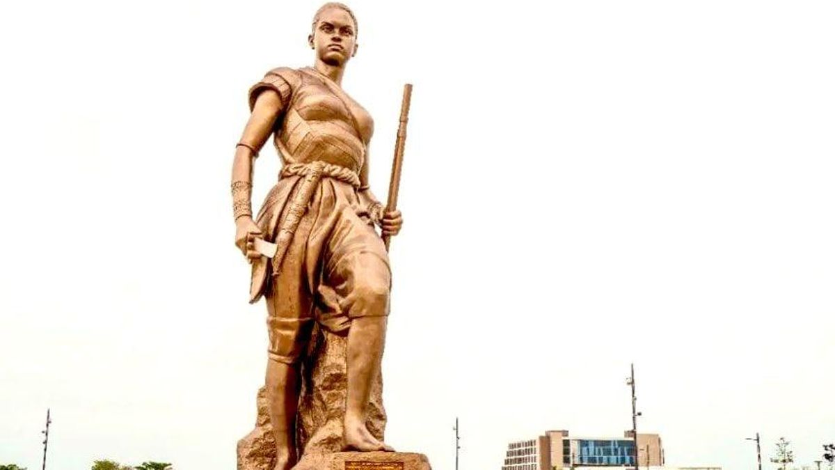 La escultura de la amazona africana que rivaliza en altura con la Estatua de la Libertad