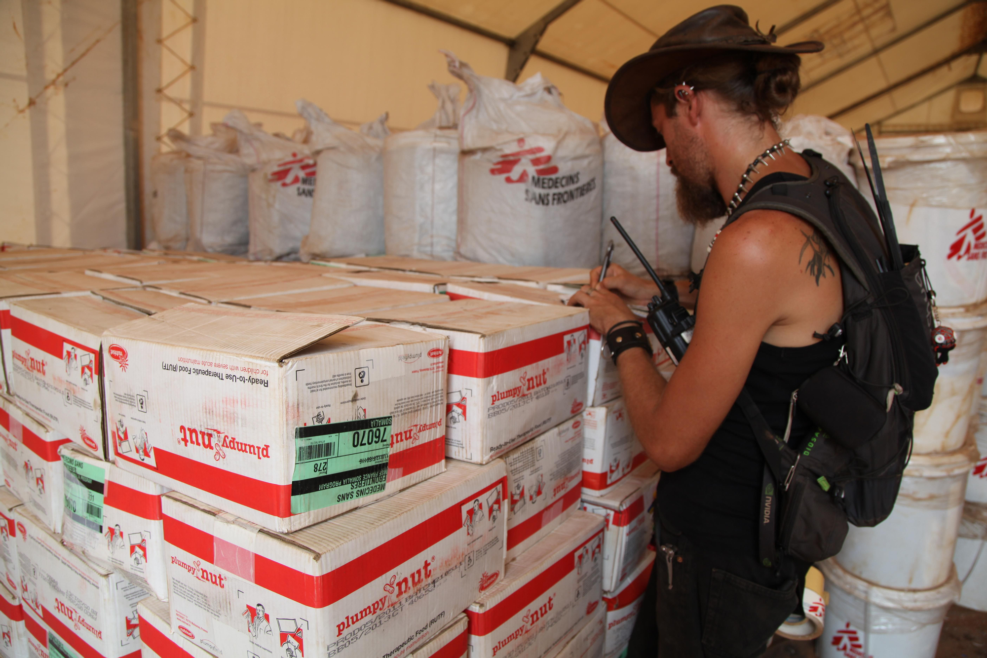 MSF lanzó una operación de ayuda a gran escala en noviembre de 2011 para asistir a los refugiados y en junio de 2012 amplió sus actividades en respuesta a la llegada de muchos más y de los altos índices de mortalidad materno infantil. Almacén de alimentos terapéuticos preparados para niños con desnutrición moderada severa en el campo de Yida.