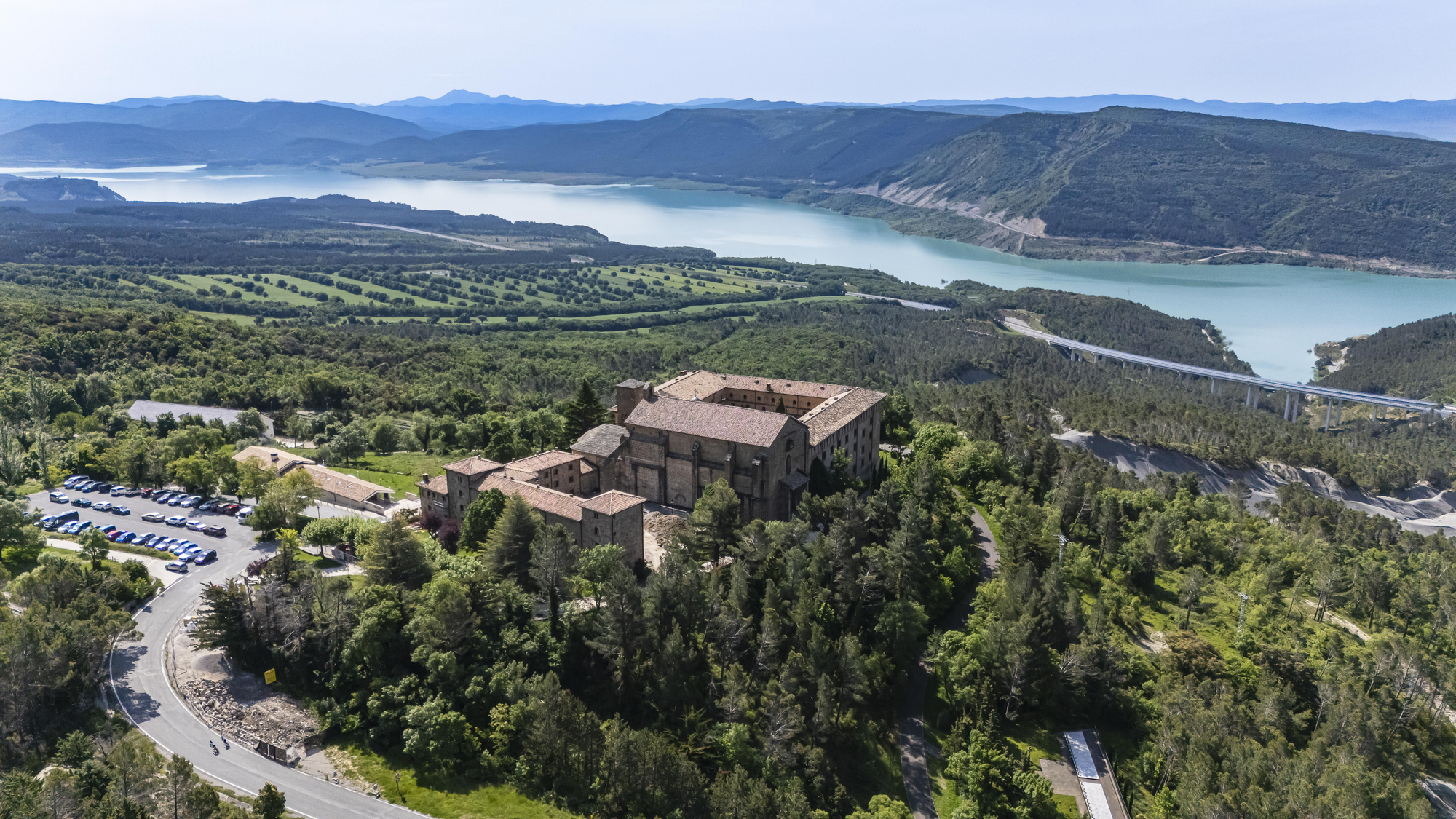 Monasterio de Leyre y embalse de Yesa.