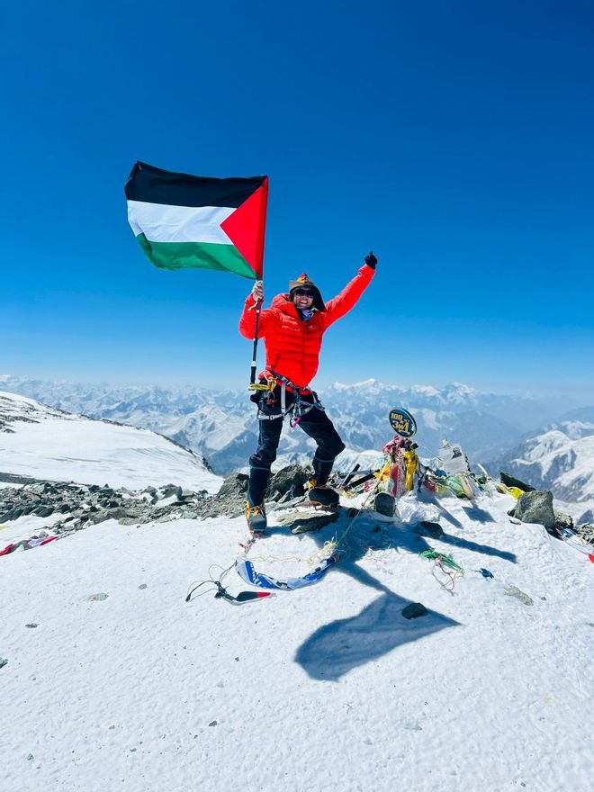Noelia Ordieres haciendo cumbre con la bandera palestina el pasado mes de
agosto.