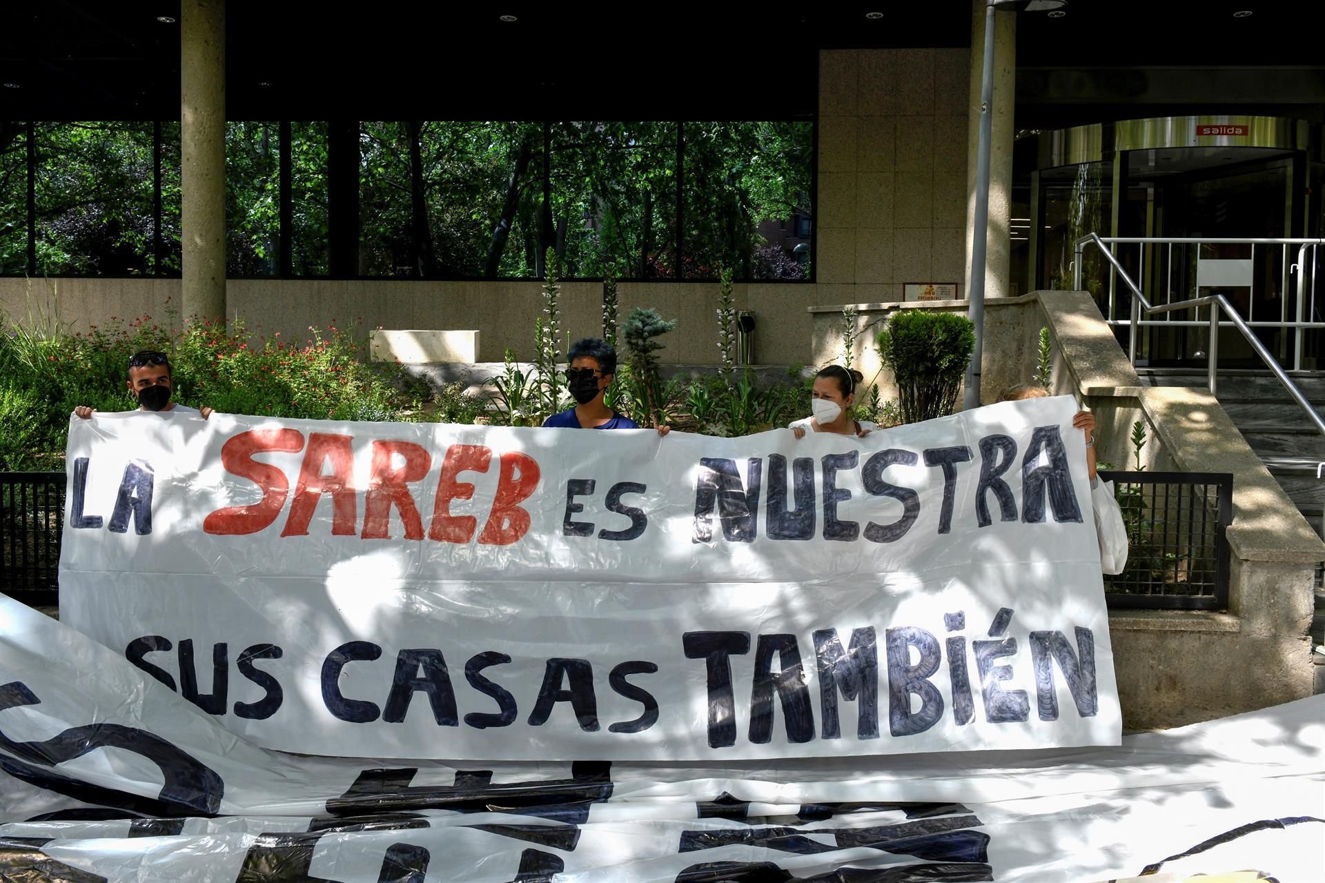 Protesta llevada a cabo en 2021 frente a la sede de la Sareb para protestar contra la "opacidad" de la situación del llamado 'banco malo'