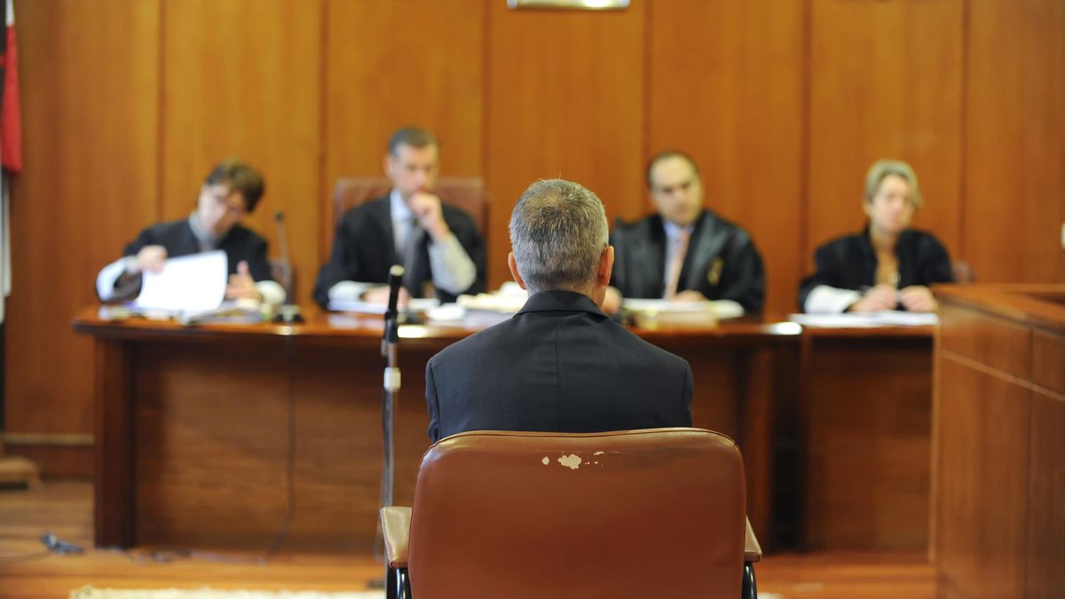Un acusado presta declaración durante una vista en Las Salesas. |