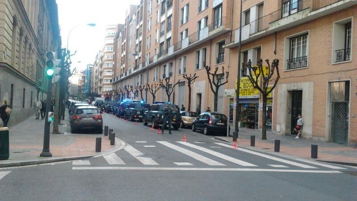 Vehículos de la Guardia Civil en la calle donde está el despacho de la abogada Arantza Zulueta.