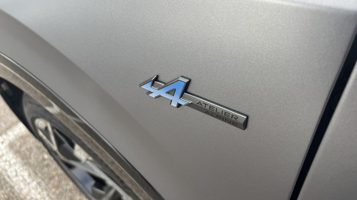 Mención del acabado Atelier Alpine en las aletas delanteras.