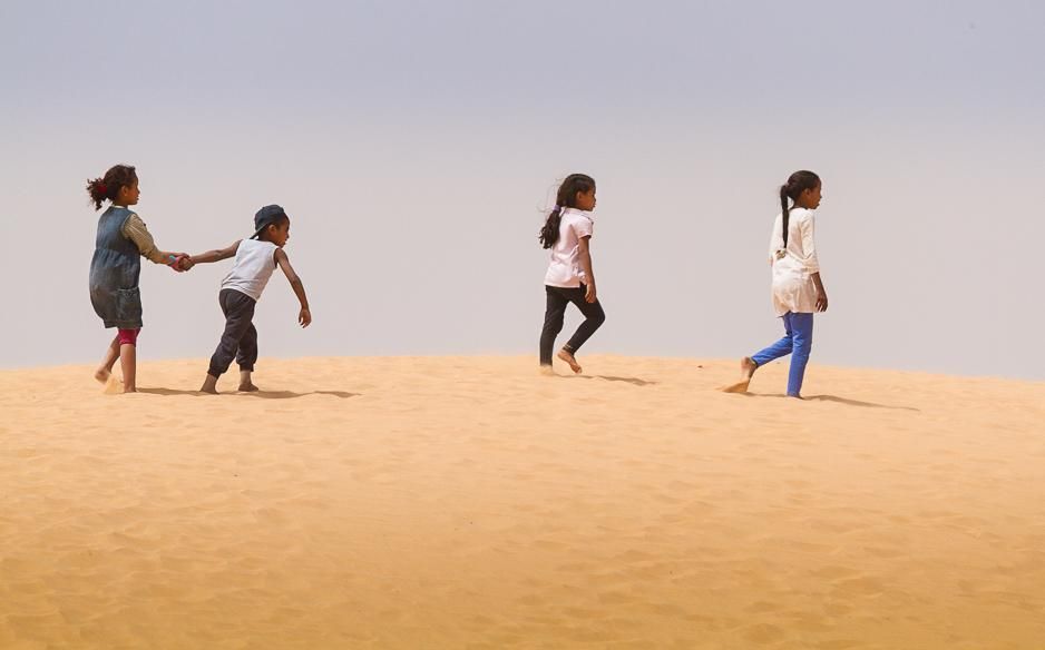 Niños caminan por el desierto saharaui.