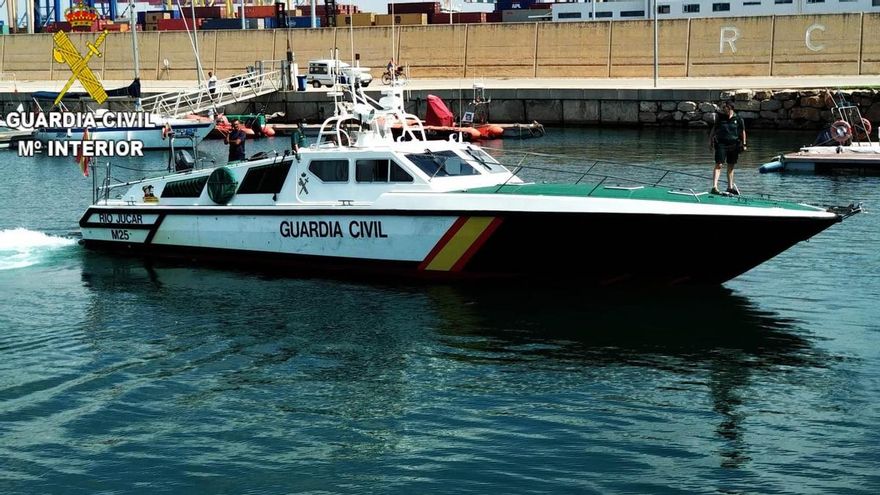 Un buque de la Guardia Civil lleva desde el jueves fondeado con 168 migrantes a la espera de desembarcar en Mauritania