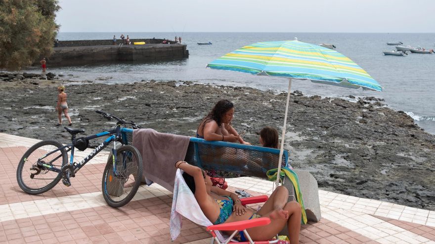 Varias personas intentan aplacar el calor en la localidad de Las Playitas, en el municipio de Tuineje en Fuerteventura. EFE/ Carlos De Saá/Archivo