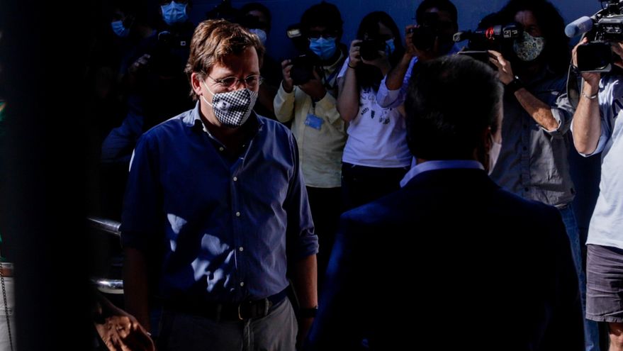 El doble traje de Martínez-Almeida: Casado elige al "alcalde de todos" para confrontar con Sánchez