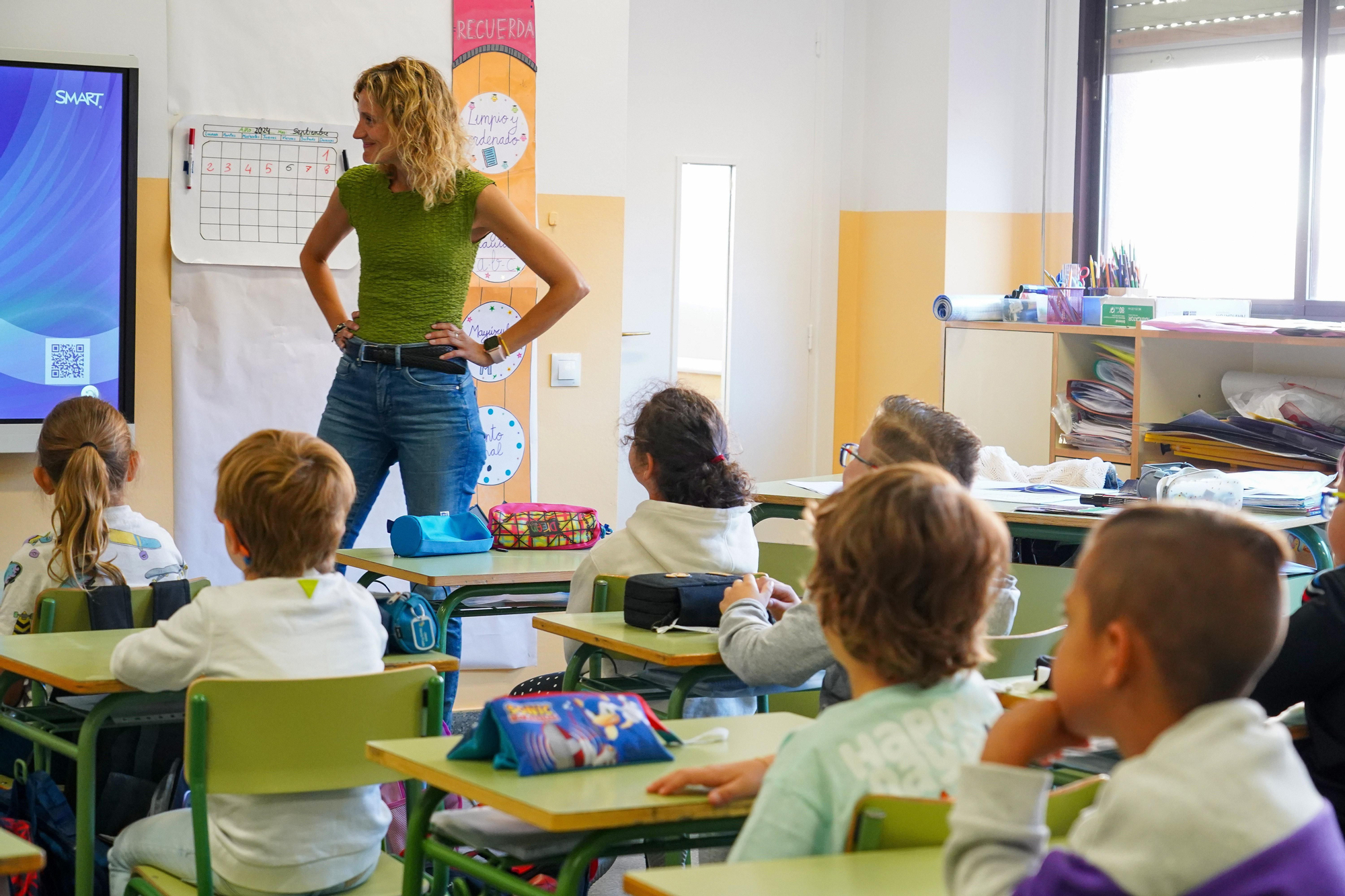 Alumnos y profesora en el Colegio Público La Granja de León capital.