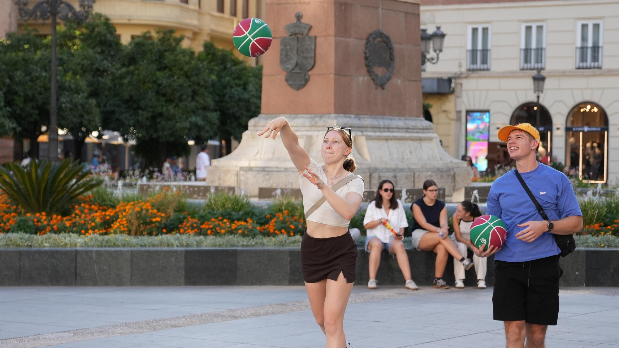 El Cajasol Coto Córdoba CB lleva el baloncesto a la Plaza de las Tendillas