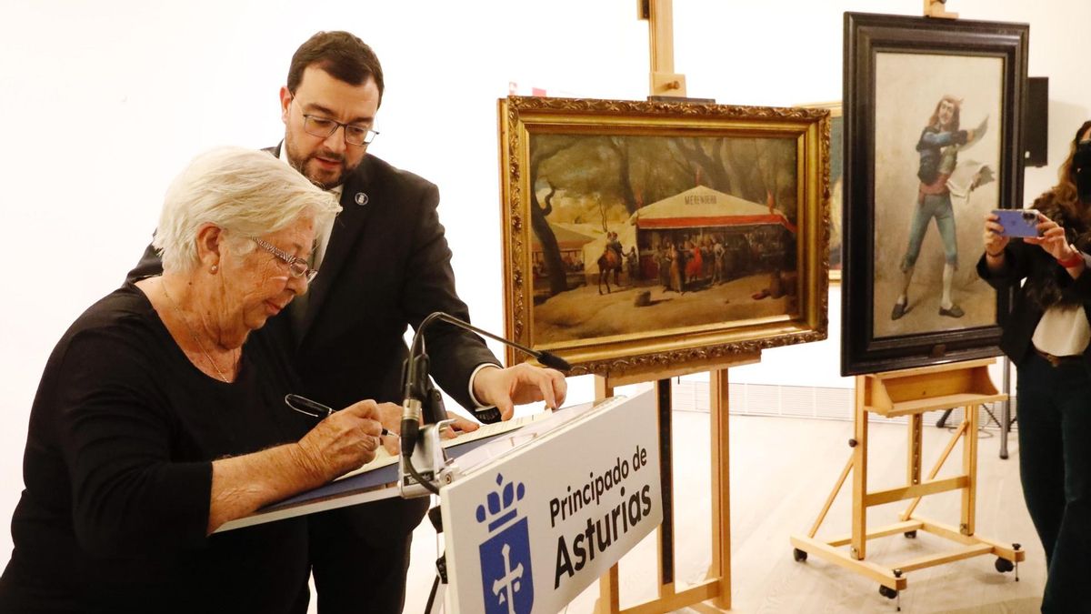 El presidente Barbón junto a una nieta del ex alcalde de Madrid Pedro Rico. A la derecha, los cuadros recuperados.