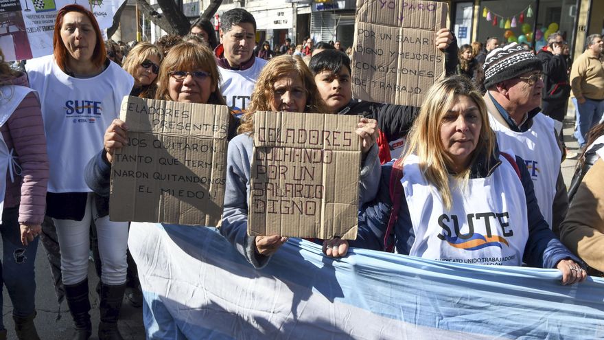 Los salarios están tan bajos como los dejó Macri, alcanzan para comprar menos comida y corren riesgo de empeorar