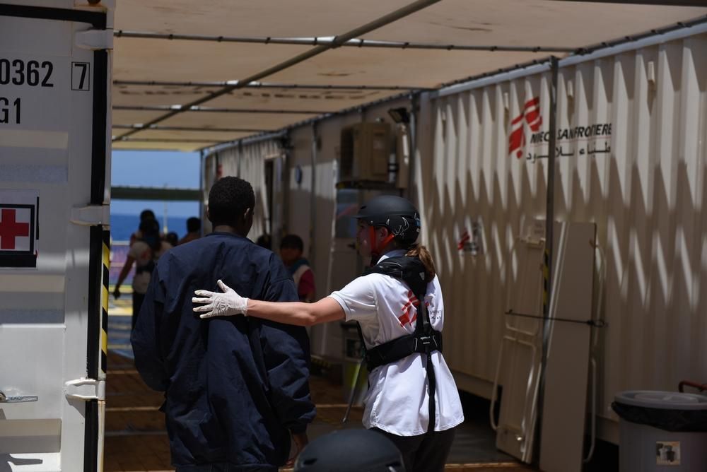 Anne Hoek, doctora de MSF, recibe a un hombre a bordo del Bourbon Argos. Una de las primeras intervenciones de los equipos tras el rescate es la asistencia psicológica. Mucha gente está traumatizada por los momentos terribles que han vivido durante el viaje. Fotografía: Tim Shenk/MSF