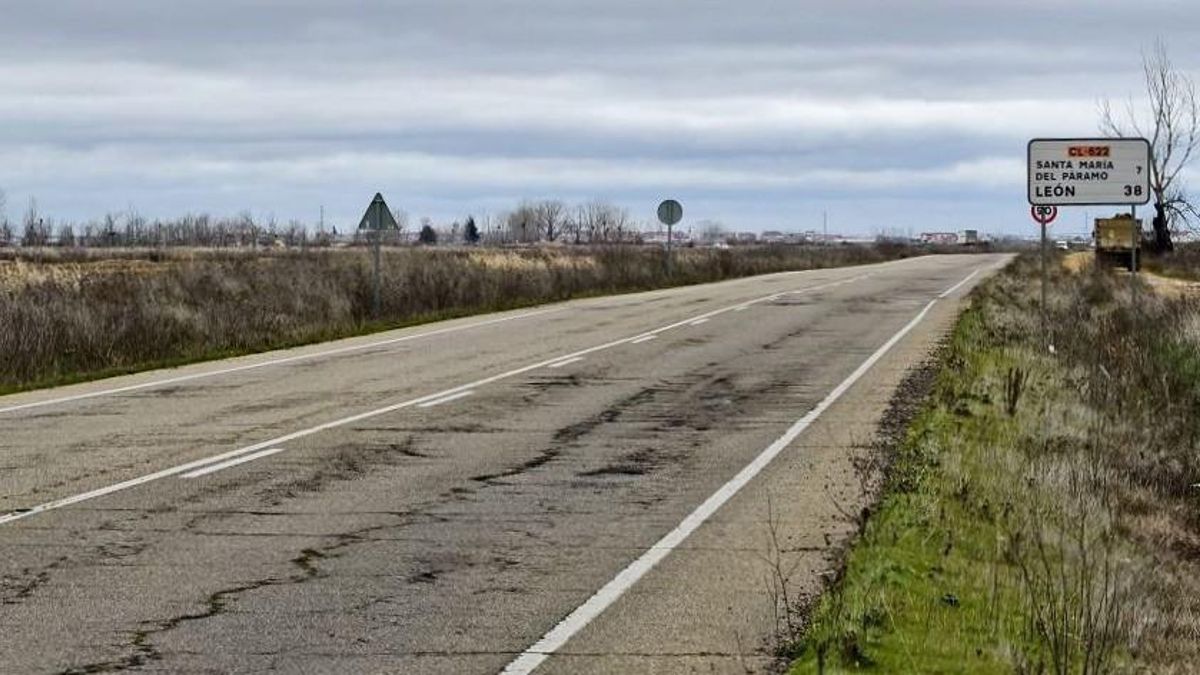 La carretera autonómica CL-622, entre León y La Bañeza por el Páramo, prometida autovía de la Junta nunca acometida.