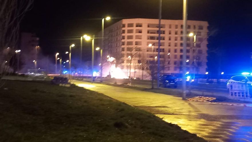 Incendio de grandes dimensiones en el barrio de Salburua de Vitoria por un escape de gas