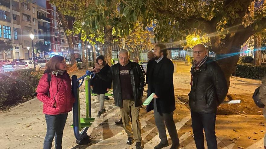 Ribó charla con miembros de la asociación de vecinos en uno de los jardines remodelados.