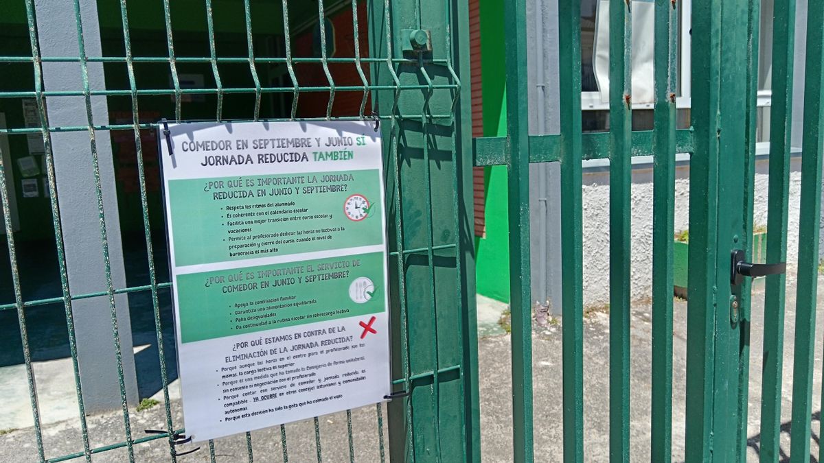 Cartel con los motivos de los docentes para secundar la huelga en un centro educativo en San Juan de la Arena.
