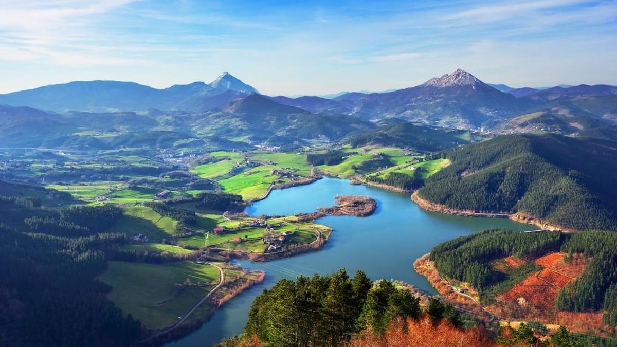 El embalse ofrece un paisaje idílico que combina la funcionalidad de su abastecimiento público con un espacio de recreo de primer orden
