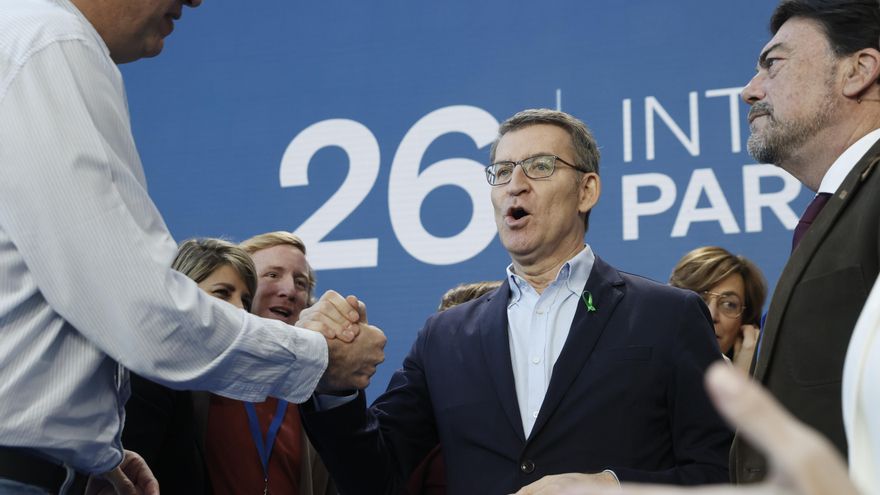 El líder del Partido Popular, Alberto Núñez Feijóo (c), durante el acto del partido celebrado, este sábado, en el Museo de las Ciencias de Valencia donde se dan cita concejales, candidatos y todos los presidentes autonómicos del PP. EFE/ Kai Forsterling