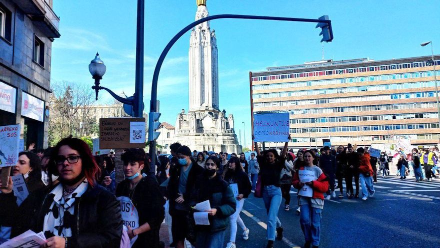 Alumnos del IES Ibarrekolanda BHI durante la protesta por la eliminación de sus cursos de Arte y Música