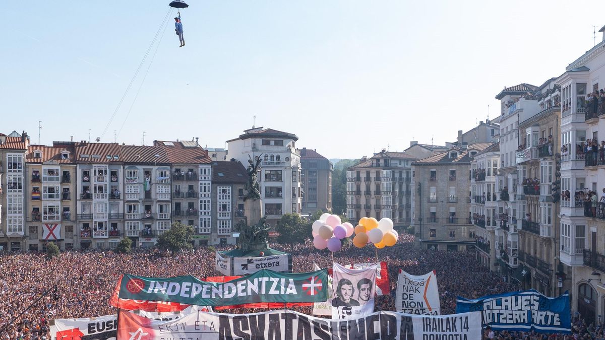 Carteles de apoyo a presos de ETA en la bajada del Celedón que da incio a las fiestas de Vitoria