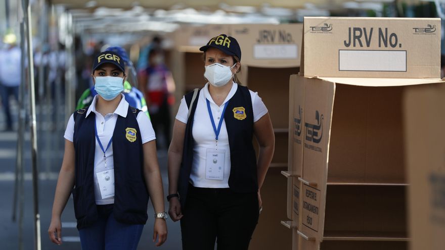 Los centros de votación en El Salvador abren con un retraso generalizado