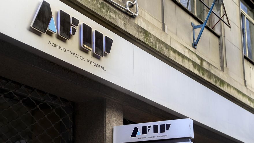 Mala noticia para el déficit cero: la recaudación subió 60 puntos por debajo de la inflación